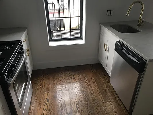 Rented by Premier Metro Realty Corp | media 61