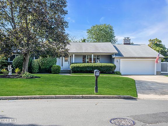 3rd image of 303 Lincoln Court
