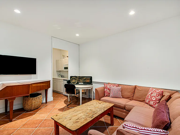 124 Meeting House Ln — Photo 16