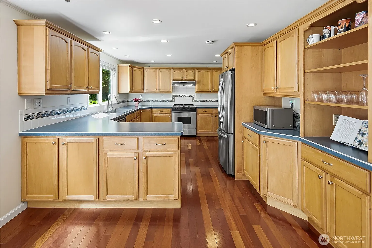 4 bed, 2.5 bath, 2300 sqft, $4,300 — Photo 4