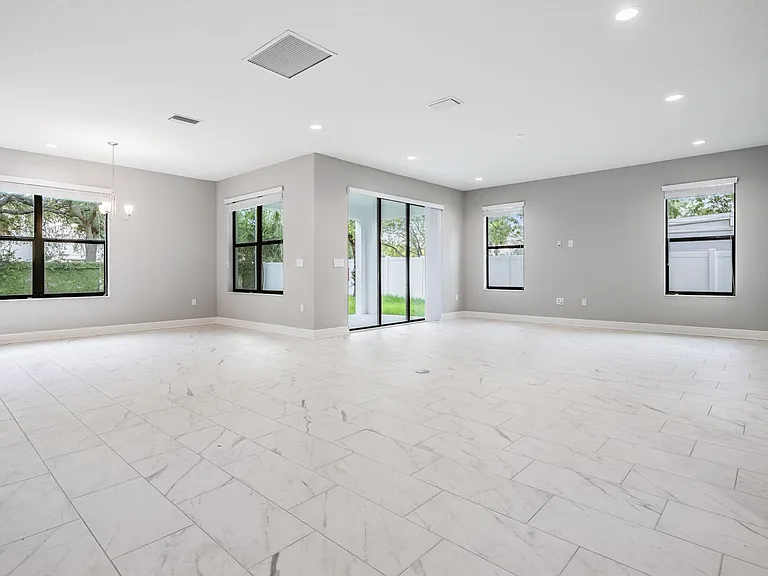 3912 S Church Ave — Photo 11