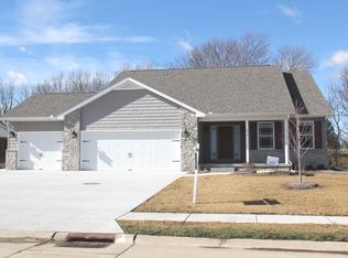 214 Fenceline Dr, Blue Grass, IA