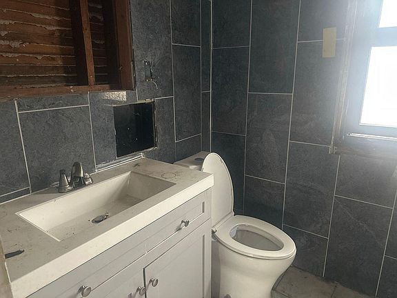 3rd image of 15875 Strathmoor St