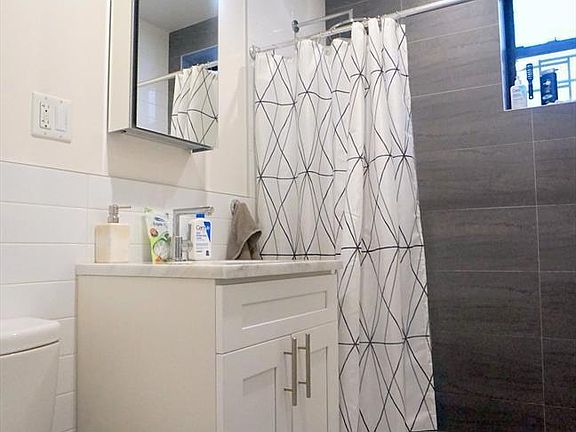 5th image of 310 12th St APT 8