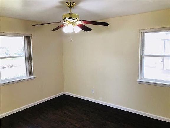 4th image of 218 Jenny Kay Ln