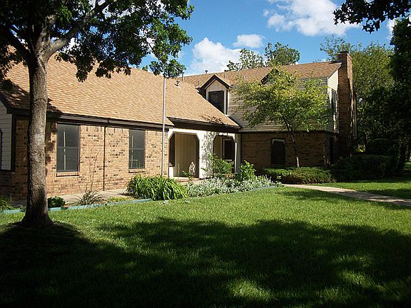 2nd image of 208 Bradley Ln