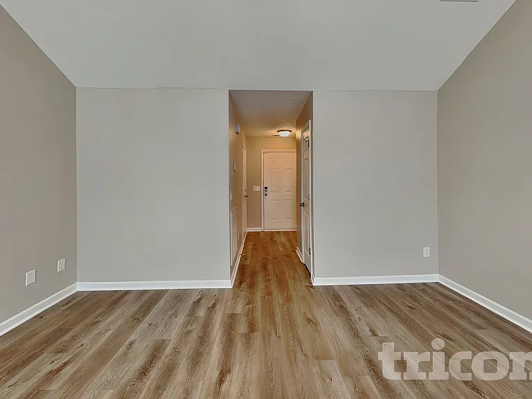 212 Dorchester Dr — Photo 2