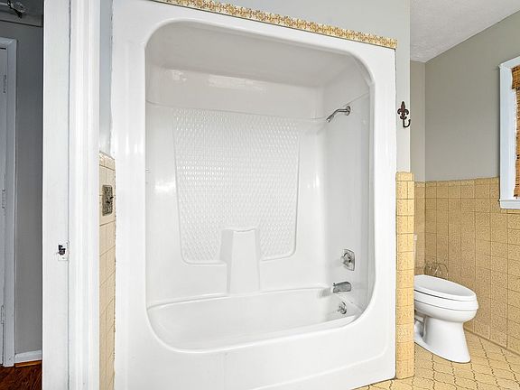 4th image of 302 Bowden Dr