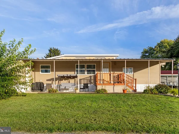 809 Lake Cir, Mount Wolf, PA 17347
