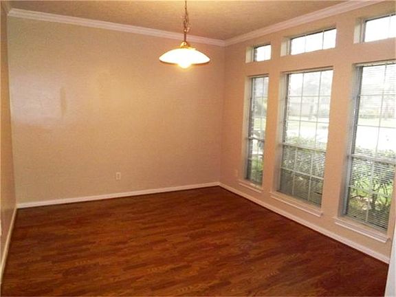 With access from the entryway or the kitchen, the dining room is perfect for your next dinner party!