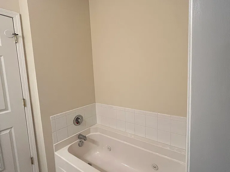MASTER BATH JETTED TUB
