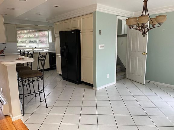 3rd image of 22 Diamond Ave