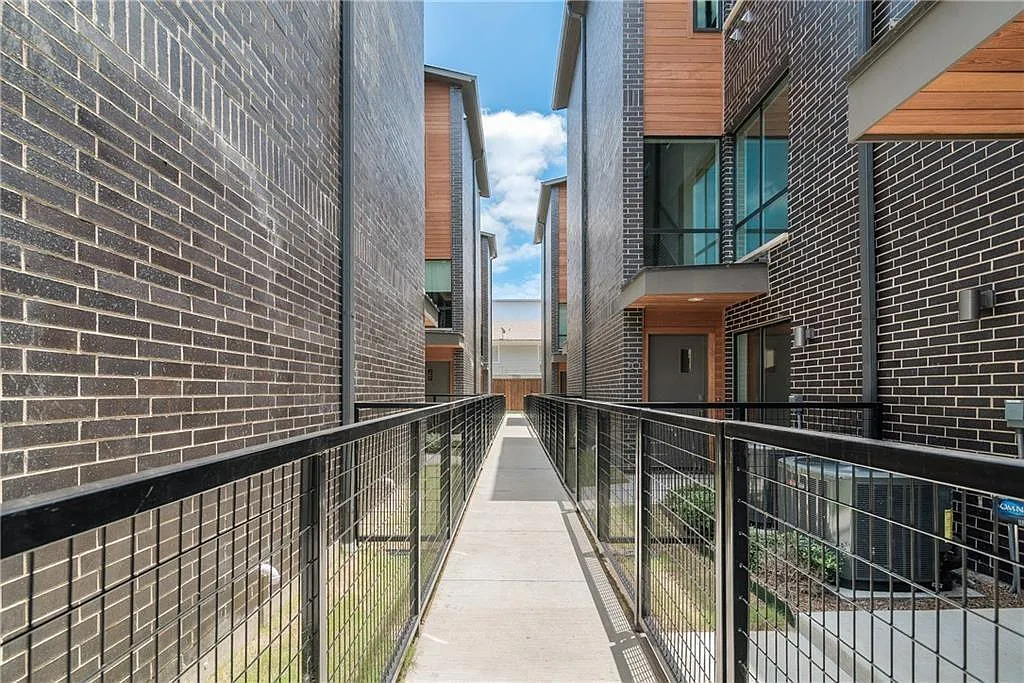 Building Photo - 2290 N Fitzhugh Ave #20