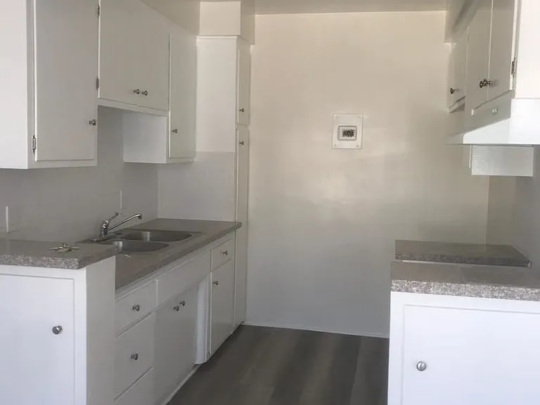 327 S Alexandria Ave — Photo 14