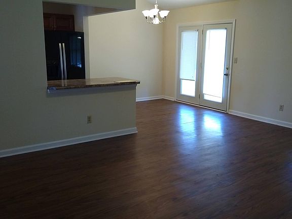 5th image of 403 Sweetbay Ct