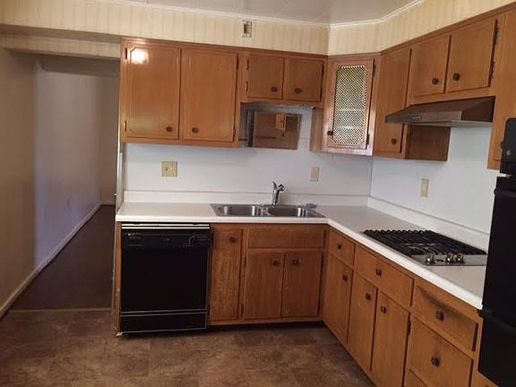 Kitchen w/Dishwasher/Stovetop