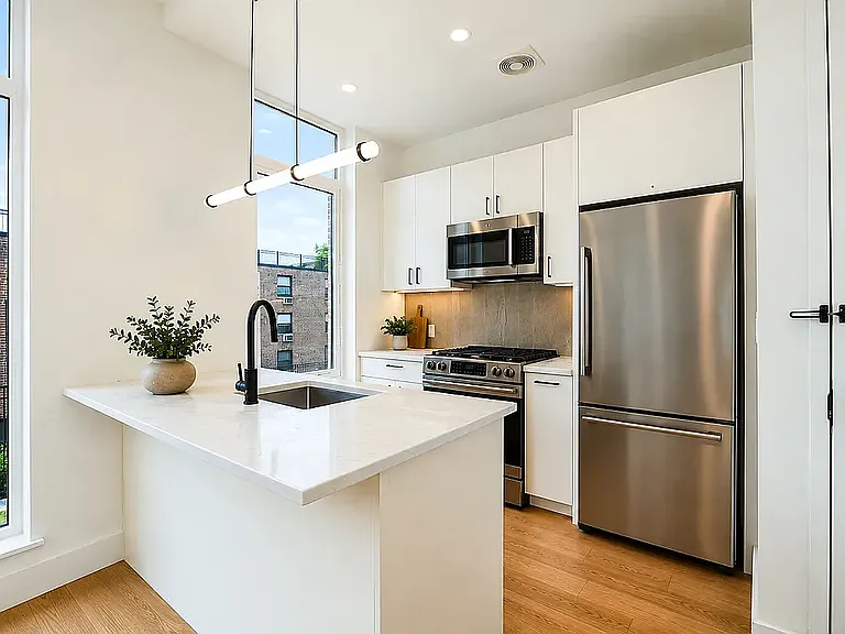 418 Lorimer St #3B — Photo 5