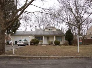 15 Sun Valley Dr, Coram, NY 11727