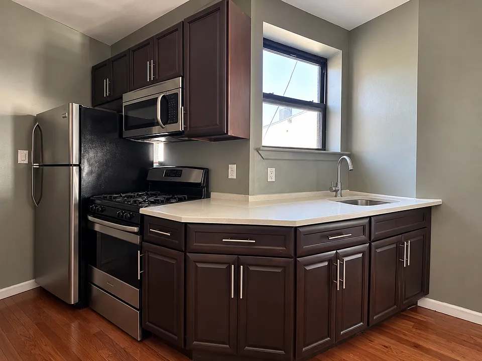 373 E 28th St #3C