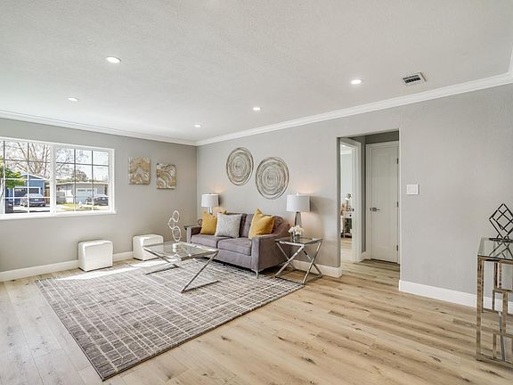 3rd image of 586 Borregas Ave