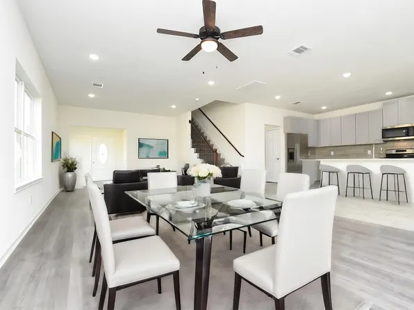 2811 Topiary Ln, Houston, TX 77014