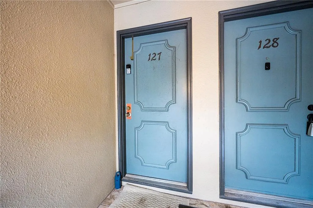 1 bed, 1.0 bath, 812 sqft, $1,800 — Photo 2