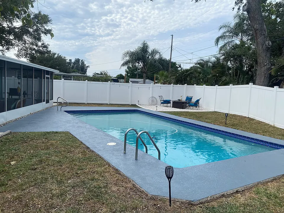 1220 Bermuda St