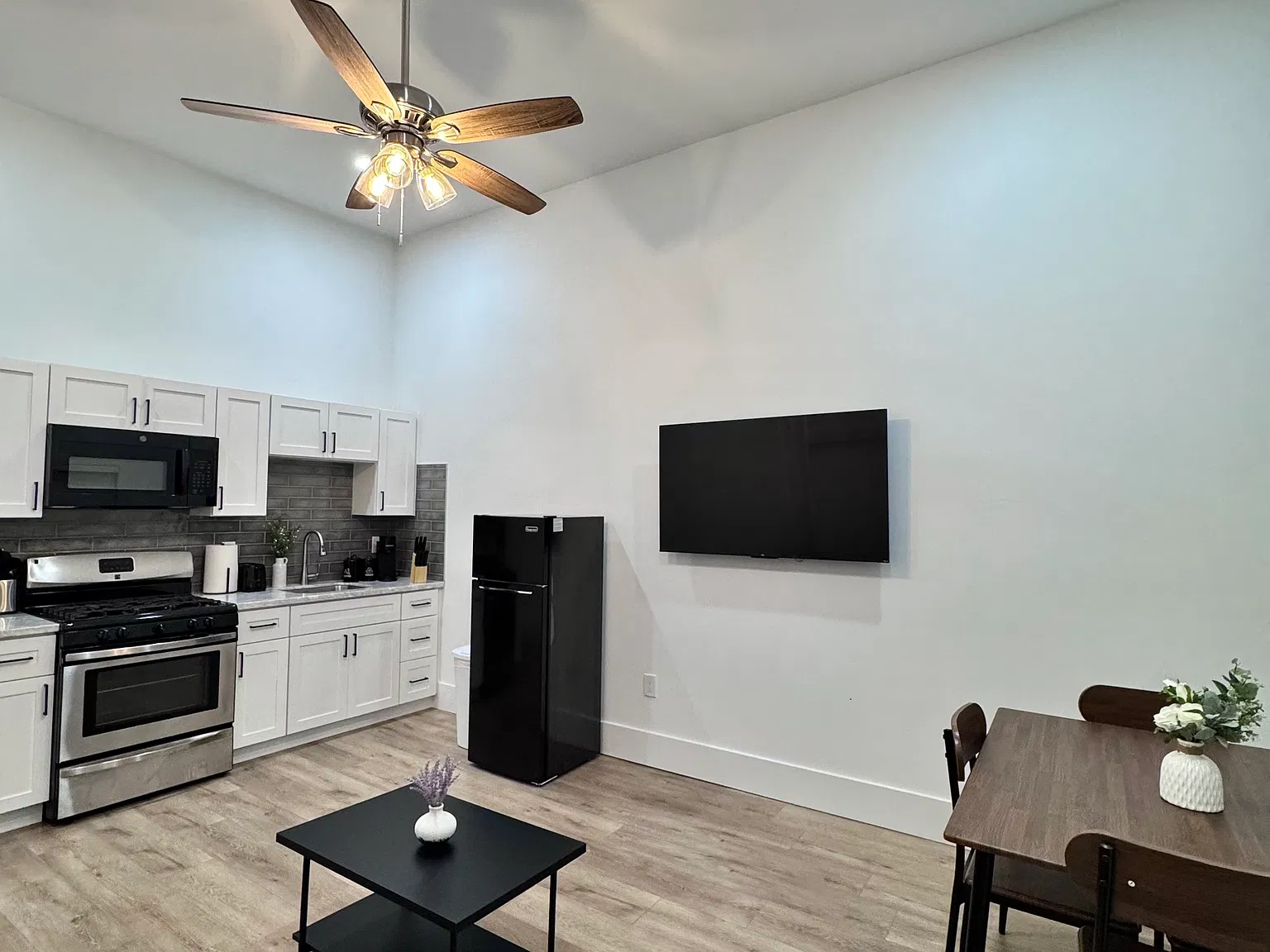 2 bed, 900 sqft, $1,400 — Photo 3
