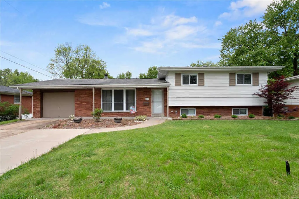 210 Sheraton Dr photo 1