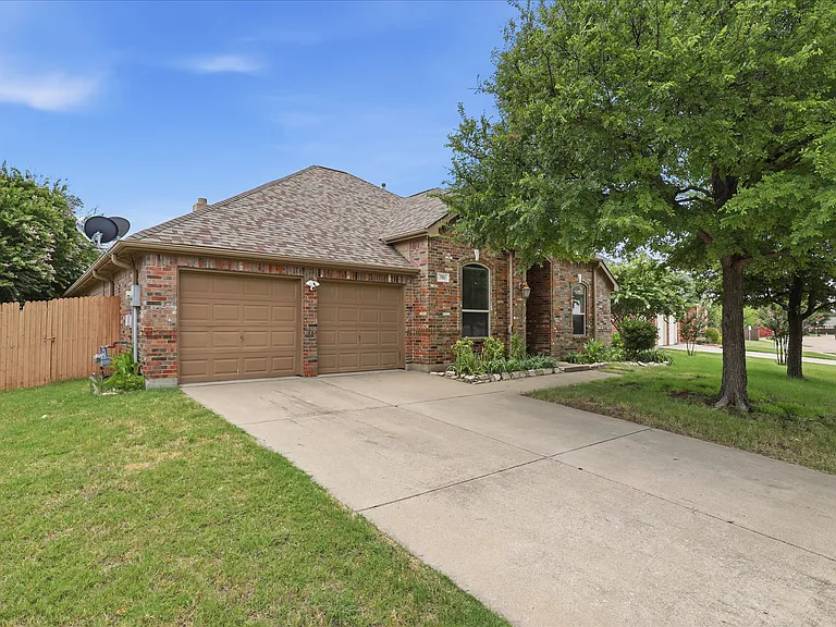 751 Trail Dr — Photo 3