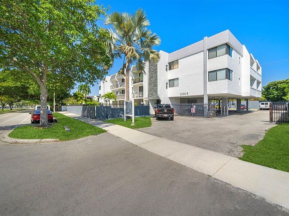 4th image of 2345 NE 135th St APT 303