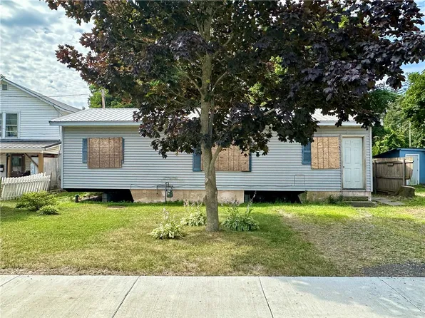 2 Chestnut St, Bath, NY 14810