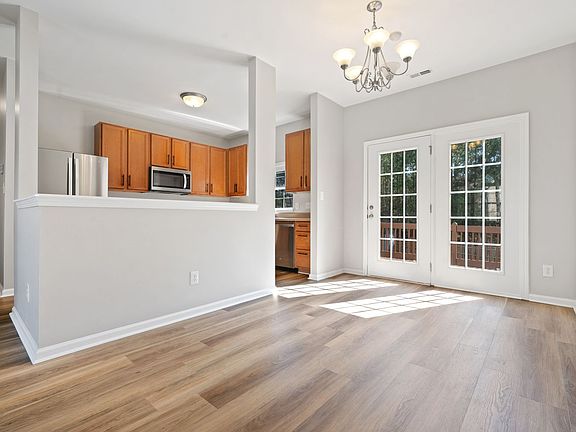 4th image of 426 Hanson Rd