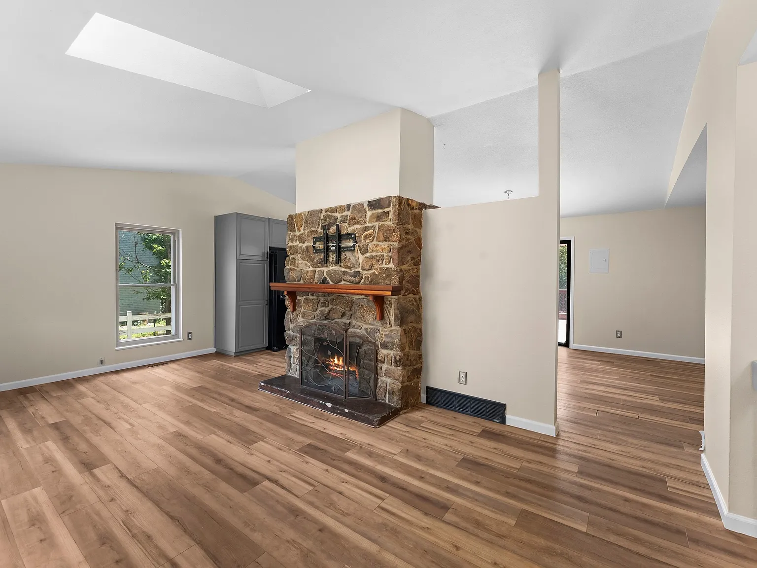 5 bed, 2464 sqft, $2,550 — Photo 3
