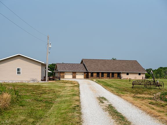 4th image of 975 N County Road 1200