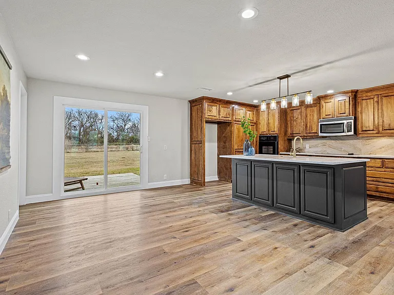 3327 Carriage Cir — Photo 13