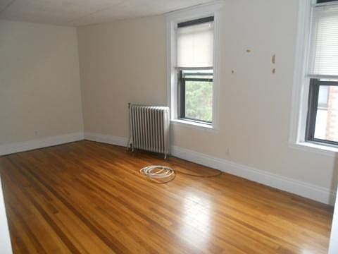 2nd image of 40 Carlton St APT 018