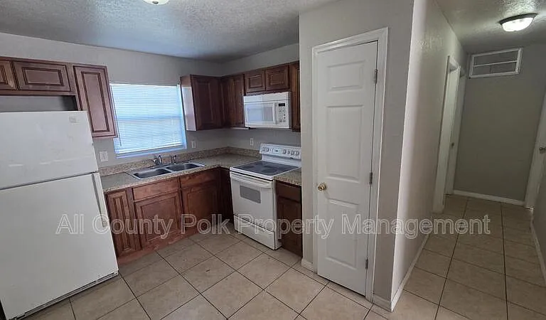 712 Bryon Ct — Photo 5