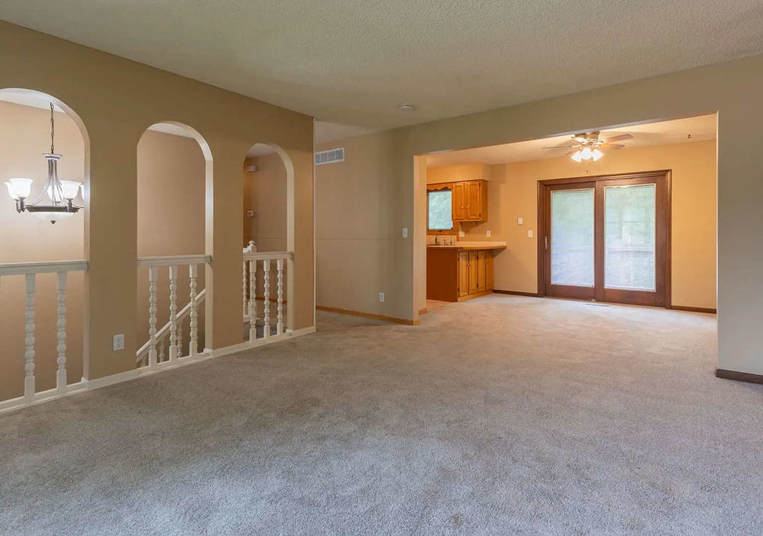 Large Fenced in backyard in Colonial Hills — Photo 4