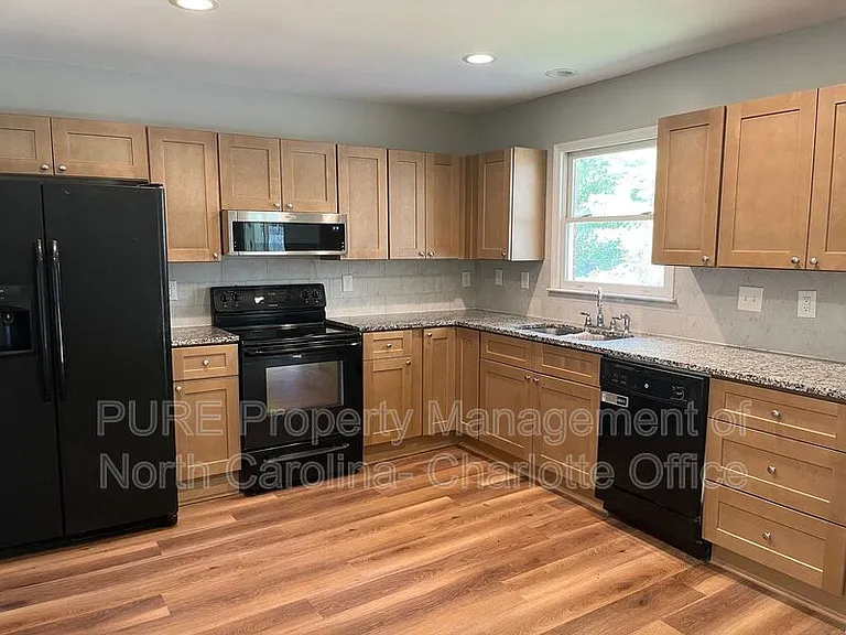 5221 Delivau Dr — Photo 2