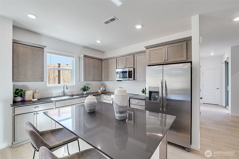 5th image of 1642 Pacifica Way