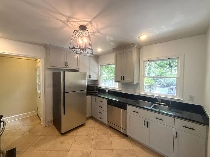 526 W Kingston Ave — Photo 5
