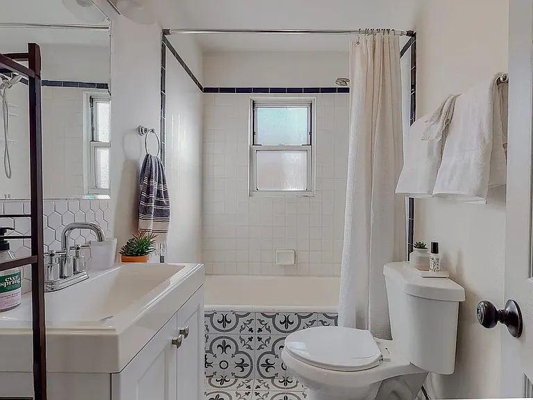 221 Girard Blvd SE #1F — Photo 2