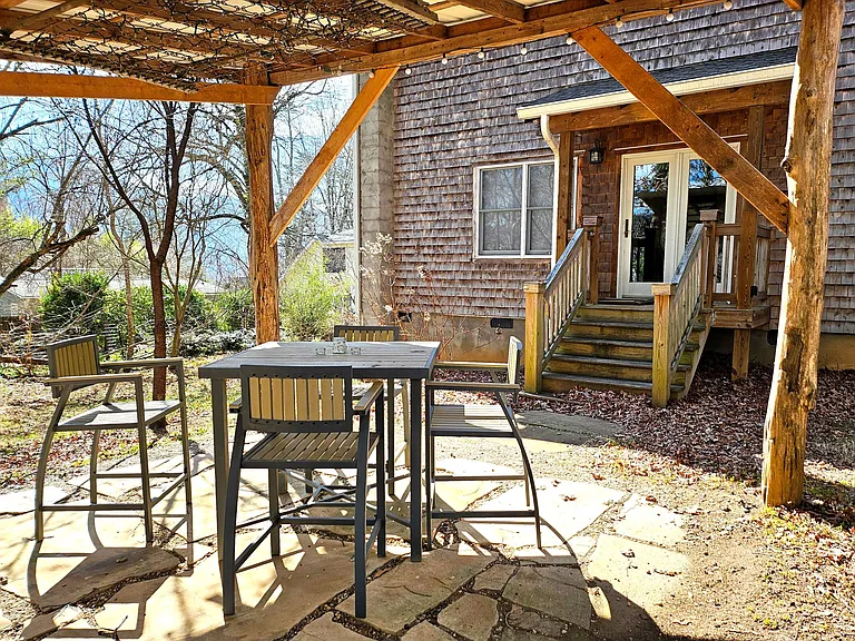 120 W College St — Photo 17