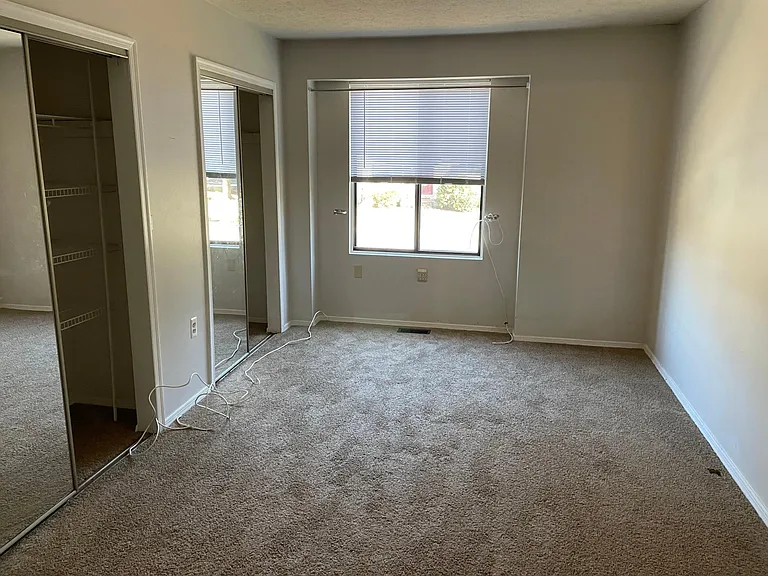 527 Greenblades Ct — Photo 7