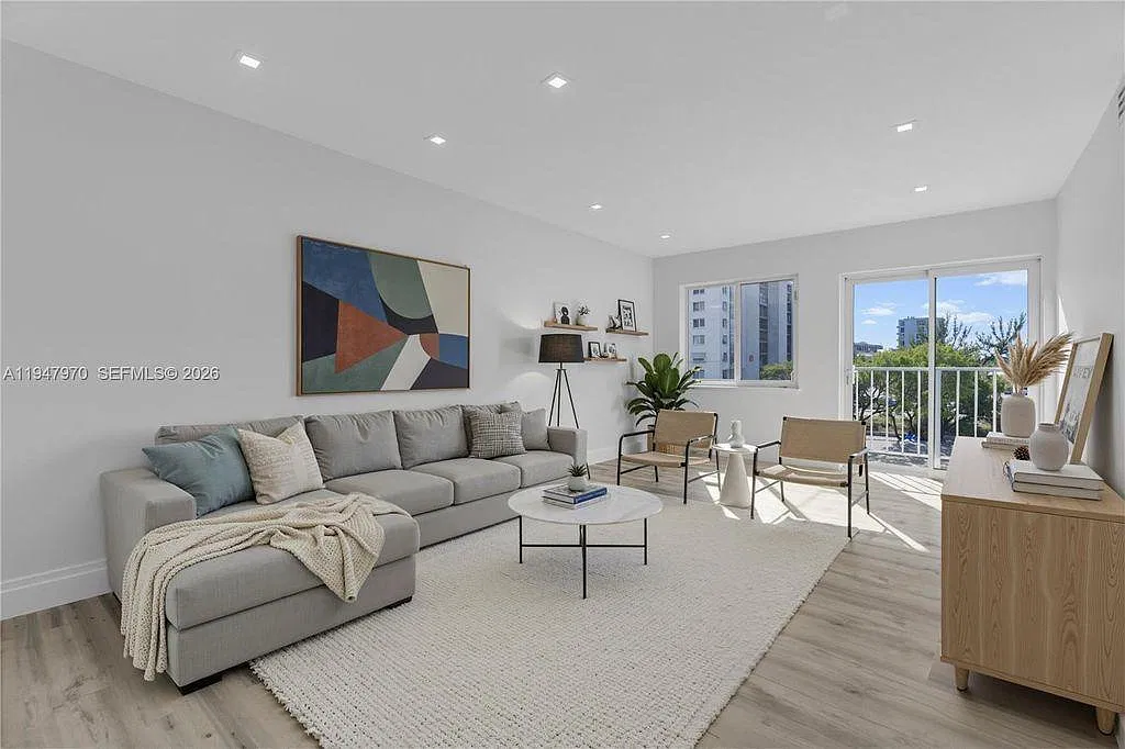 Carlyle Ave, Miami Beach — Photo 1