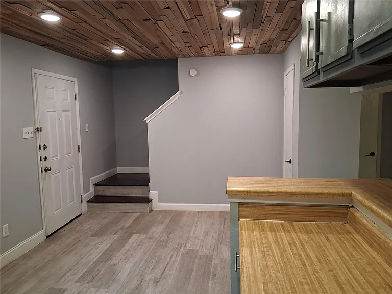 2807 W Slaughter Ln #B — Photo 4