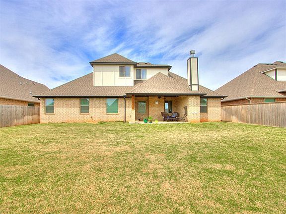 3rd image of 804 Red River Dr