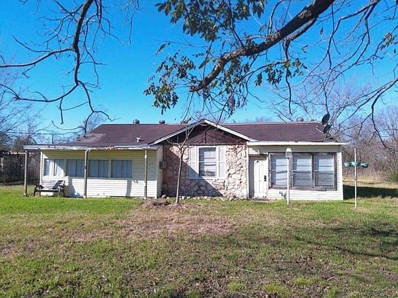 3rd image of 1023 Becker St