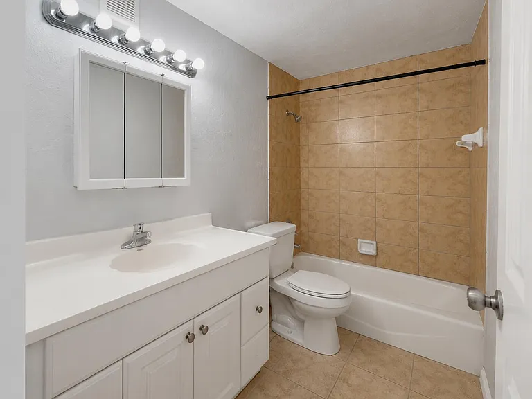 1223 W 27th St — Photo 11